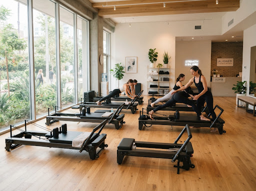 Salón luminoso con camas de Pilates Reformer profesionales